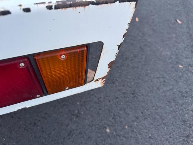 エルフトラック 散水車　ワイド　極東開発　ＬＨ０４－３０２Ｒ　前後散水　サブエンジン式　容量４０００Ｌ　吸入ホース　走行２７千ｋｍ　積載４ｔ　Ｆ６　６速　マニュアル　ＥＴＣ１．０（48枚目）