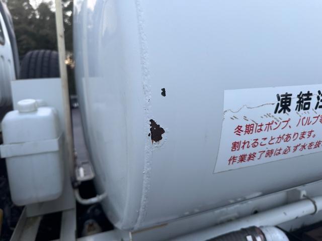 エルフトラック 散水車　ワイド　極東開発　ＬＨ０４－３０２Ｒ　前後散水　サブエンジン式　容量４０００Ｌ　吸入ホース　走行２７千ｋｍ　積載４ｔ　Ｆ６　６速　マニュアル　ＥＴＣ１．０（49枚目）