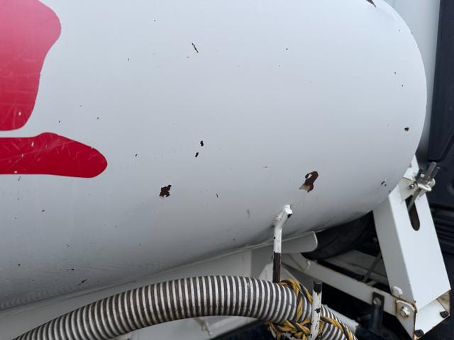 エルフトラック 散水車　ワイド　極東開発　ＬＨ０４－３０２Ｒ　前後散水　サブエンジン式　容量４０００Ｌ　吸入ホース　走行２７千ｋｍ　積載４ｔ　Ｆ６　６速　マニュアル　ＥＴＣ１．０（51枚目）