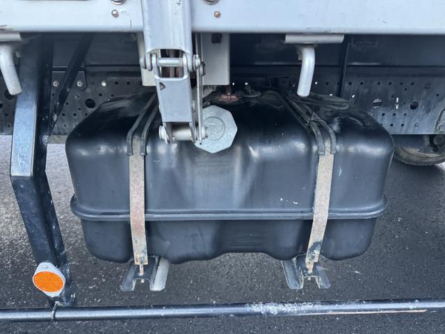 フォワード 2.9t吊4段クレーン アルミブロック 古河ユニック URV374 フックイン ラジコン 差し違いアウトリガー 車検付 走行22千km 積載2.35t F6 6速 マニュアル 吊t数2.9t吊 4段ブーム 送信機 UNIC(31枚目)