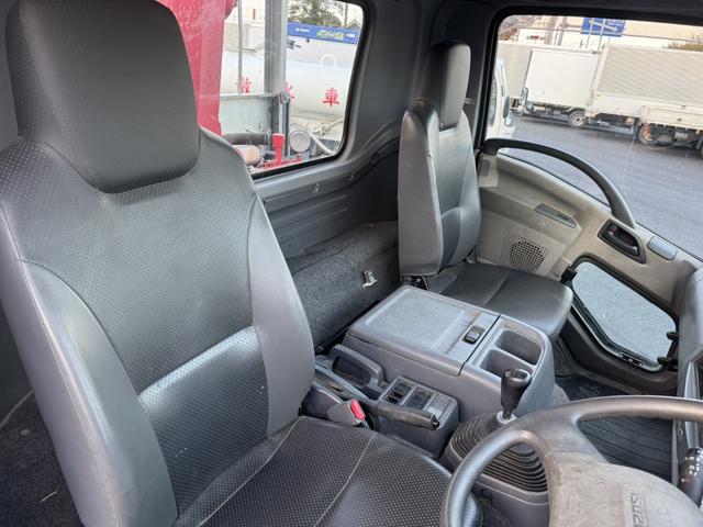 フォワード 2.9t吊4段クレーン アルミブロック 古河ユニック URV374 フックイン ラジコン 差し違いアウトリガー 車検付 走行22千km 積載2.35t F6 6速 マニュアル 吊t数2.9t吊 4段ブーム 送信機 UNIC(32枚目)