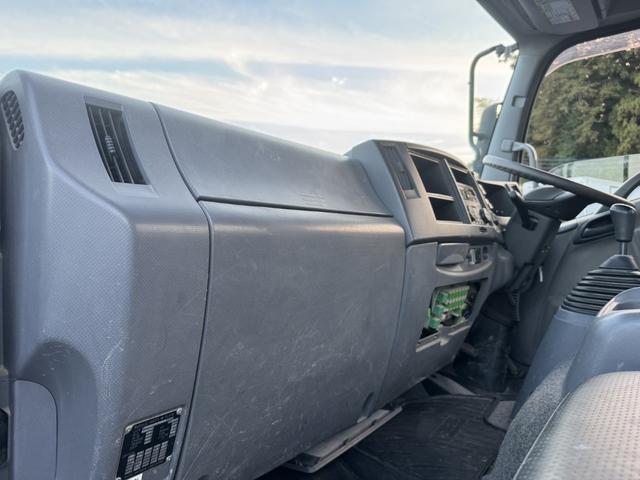 フォワード 2.9t吊4段クレーン アルミブロック 古河ユニック URV374 フックイン ラジコン 差し違いアウトリガー 車検付 走行22千km 積載2.35t F6 6速 マニュアル 吊t数2.9t吊 4段ブーム 送信機 UNIC(39枚目)