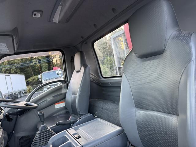 フォワード 2.9t吊4段クレーン アルミブロック 古河ユニック URV374 フックイン ラジコン 差し違いアウトリガー 車検付 走行22千km 積載2.35t F6 6速 マニュアル 吊t数2.9t吊 4段ブーム 送信機 UNIC(40枚目)