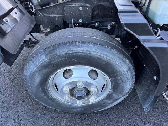 フォワード 2.9t吊4段クレーン アルミブロック 古河ユニック URV374 フックイン ラジコン 差し違いアウトリガー 車検付 走行22千km 積載2.35t F6 6速 マニュアル 吊t数2.9t吊 4段ブーム 送信機 UNIC(47枚目)