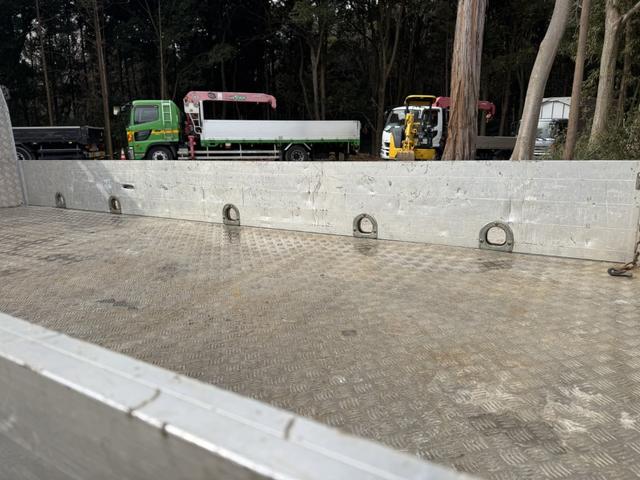 エルフトラック アルミブロック 標準ロング 4,360×1,800 ロープ穴5対 走行33千km フルメッキ 積載2t F5 5速 マニュアル アルミアオリ 平ボデー 平ボディー アルミ平 アルミB ETC1.0 アイドリングストップ(11枚目)