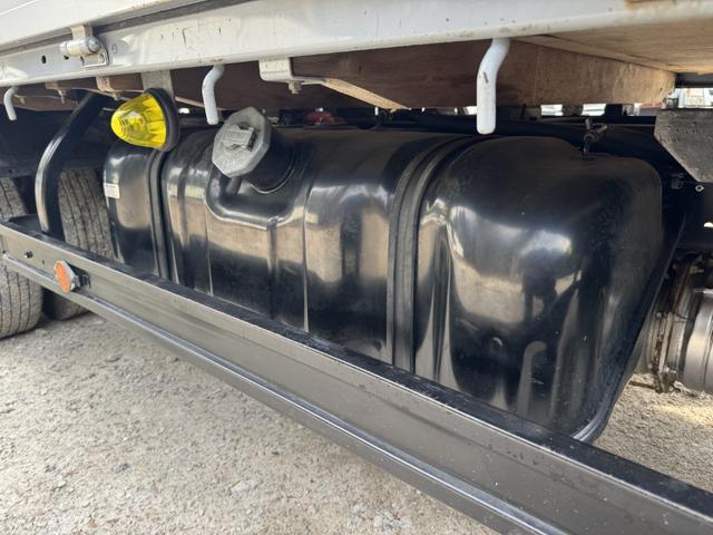 エルフトラック アルミブロック 標準ロング 4,360×1,800 ロープ穴5対 走行33千km フルメッキ 積載2t F5 5速 マニュアル アルミアオリ 平ボデー 平ボディー アルミ平 アルミB ETC1.0 アイドリングストップ(23枚目)