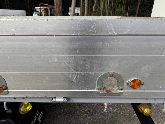 エルフトラック アルミブロック 標準ロング 4,360×1,800 ロープ穴5対 走行33千km フルメッキ 積載2t F5 5速 マニュアル アルミアオリ 平ボデー 平ボディー アルミ平 アルミB ETC1.0 アイドリングストップ(45枚目)