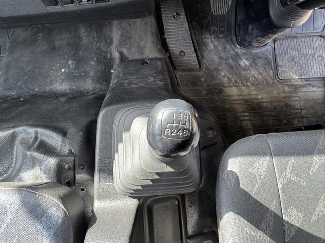 ヒノレンジャー フックロール ハイパースイング 極東開発 JM04-55 ツインホイスト キャブバックステップ 走行83千km フルメッキ 積載3.9t F6 6速 マニュアル 脱着装置付コンテナ専用車 アームロール ETC1.0(29枚目)