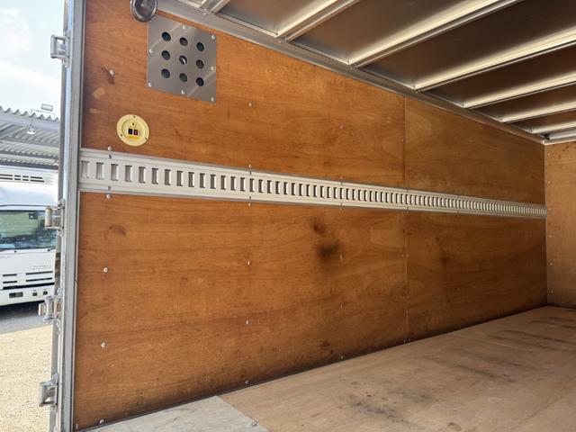 エルフトラック アルミバン ワイドロング パワーゲート 太陽ボデー 4,190×2,100×1,650 リア観音扉 ラッシング1段 新明和 ゲート付 積載2t F6 6速 マニュアル バックカメラ キーレス アイドリングストップ ドラレコ(13枚目)