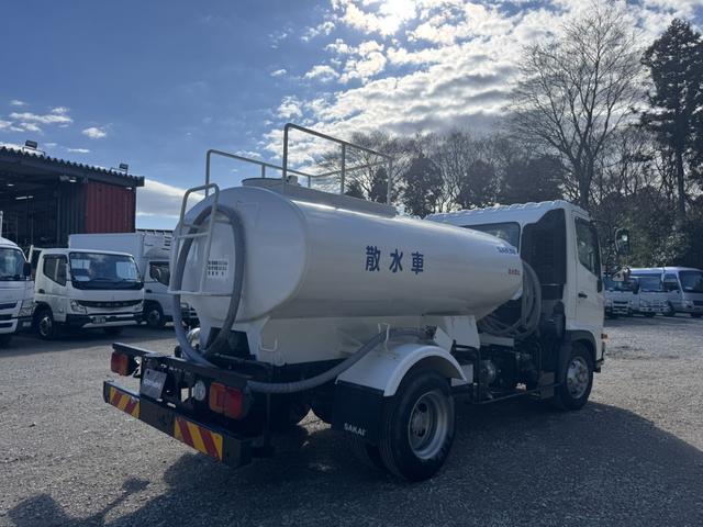 ヒノレンジャー 散水車　サカイ　ＳＴ４Ｅ　数量３９００Ｌ　前後散水　サブエンジン式　排出ホース　吸水ホース　走行６千ｋｍ　ＡＴ　オートマ　２ペダル　積載３．９ｔ　ＥＴＣ１．０　サブＥ／Ｇ（4枚目）
