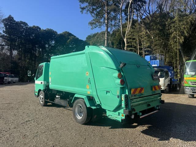 デュトロ プレスパッカー　ワイド　極東開発　ＧＢ８３－２７Ｈ－Ｓ　８．３立米　連続スイッチ　汚水タンク付　積載２．７５ｔ　Ｆ６　６速　マニュアル　塵芥車　プレス式　極東パッカー　ゴミ収集車　バックカメラ　アイドリングストップ（5枚目）