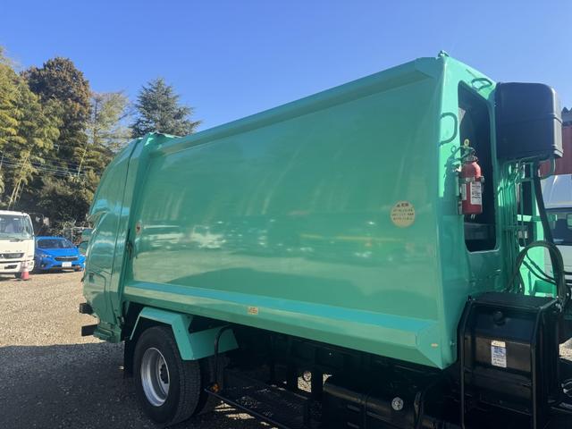 デュトロ プレスパッカー　ワイド　極東開発　ＧＢ８３－２７Ｈ－Ｓ　８．３立米　連続スイッチ　汚水タンク付　積載２．７５ｔ　Ｆ６　６速　マニュアル　塵芥車　プレス式　極東パッカー　ゴミ収集車　バックカメラ　アイドリングストップ（7枚目）