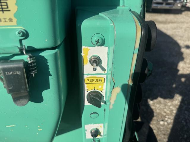 デュトロ プレスパッカー　ワイド　極東開発　ＧＢ８３－２７Ｈ－Ｓ　８．３立米　連続スイッチ　汚水タンク付　積載２．７５ｔ　Ｆ６　６速　マニュアル　塵芥車　プレス式　極東パッカー　ゴミ収集車　バックカメラ　アイドリングストップ（11枚目）