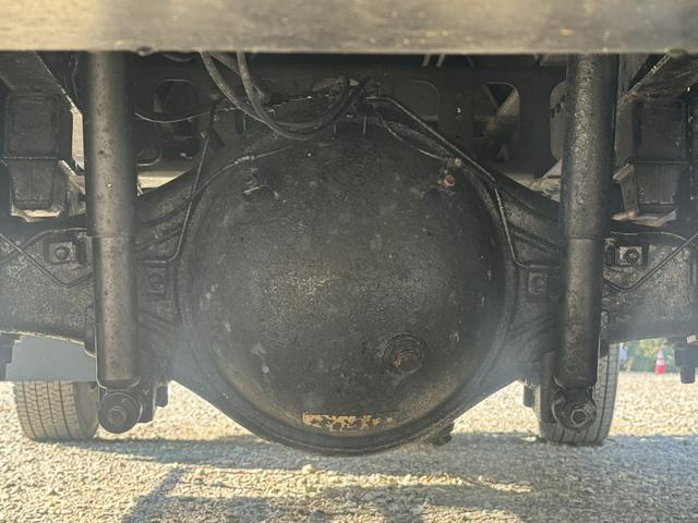 デュトロ プレスパッカー　ワイド　極東開発　ＧＢ８３－２７Ｈ－Ｓ　８．３立米　連続スイッチ　汚水タンク付　積載２．７５ｔ　Ｆ６　６速　マニュアル　塵芥車　プレス式　極東パッカー　ゴミ収集車　バックカメラ　アイドリングストップ（32枚目）