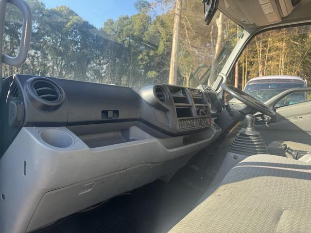 デュトロ プレスパッカー　ワイド　極東開発　ＧＢ８３－２７Ｈ－Ｓ　８．３立米　連続スイッチ　汚水タンク付　積載２．７５ｔ　Ｆ６　６速　マニュアル　塵芥車　プレス式　極東パッカー　ゴミ収集車　バックカメラ　アイドリングストップ（41枚目）