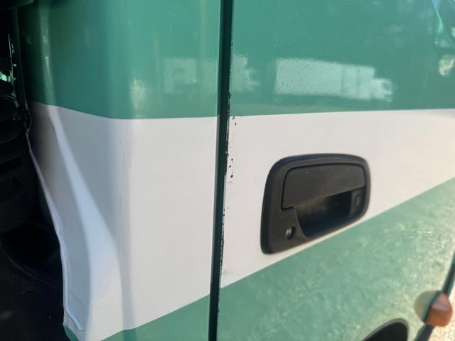 デュトロ プレスパッカー　ワイド　極東開発　ＧＢ８３－２７Ｈ－Ｓ　８．３立米　連続スイッチ　汚水タンク付　積載２．７５ｔ　Ｆ６　６速　マニュアル　塵芥車　プレス式　極東パッカー　ゴミ収集車　バックカメラ　アイドリングストップ（51枚目）