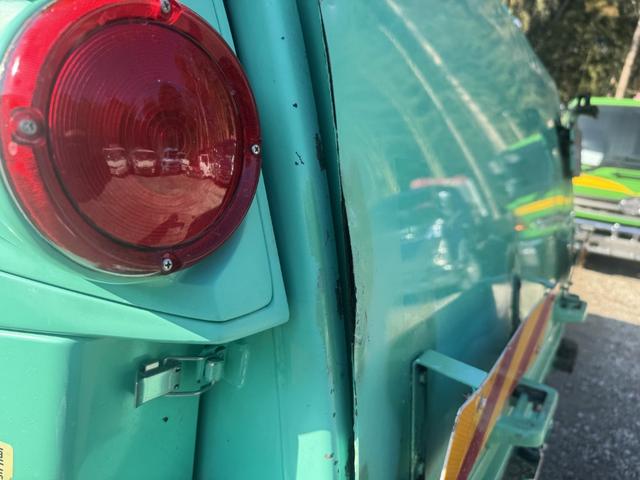 デュトロ プレスパッカー　ワイド　極東開発　ＧＢ８３－２７Ｈ－Ｓ　８．３立米　連続スイッチ　汚水タンク付　積載２．７５ｔ　Ｆ６　６速　マニュアル　塵芥車　プレス式　極東パッカー　ゴミ収集車　バックカメラ　アイドリングストップ（56枚目）