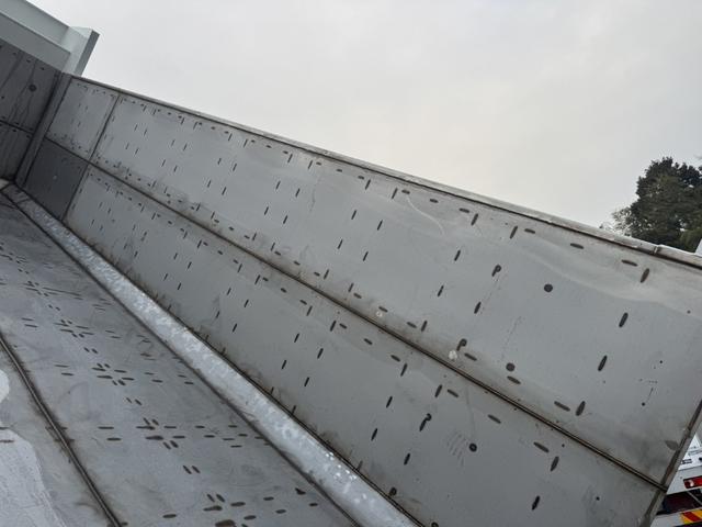 スーパーグレート 深ダンプ　２デフ　土砂禁　新明和　ＤＲ１２－０２ＳＣ　２１立米　６，５００×２，１６０×１，５００　オールステンレス　水密　積載１０．１ｔ　車検付　アルミホイール　シフトパイロット　２ペダル　大型ダンプ（12枚目）