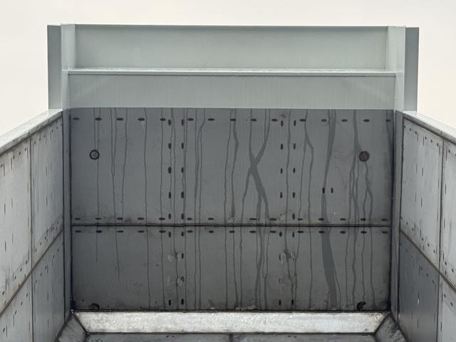 スーパーグレート 深ダンプ　２デフ　土砂禁　新明和　ＤＲ１２－０２ＳＣ　２１立米　６，５００×２，１６０×１，５００　オールステンレス　水密　積載１０．１ｔ　車検付　アルミホイール　シフトパイロット　２ペダル　大型ダンプ（14枚目）