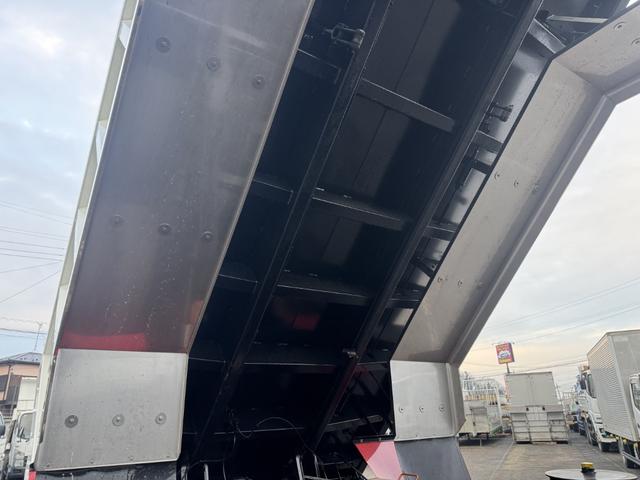 スーパーグレート 深ダンプ　２デフ　土砂禁　新明和　ＤＲ１２－０２ＳＣ　２１立米　６，５００×２，１６０×１，５００　オールステンレス　水密　積載１０．１ｔ　車検付　アルミホイール　シフトパイロット　２ペダル　大型ダンプ（17枚目）