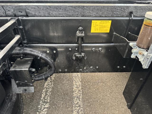 スーパーグレート 深ダンプ　２デフ　土砂禁　新明和　ＤＲ１２－０２ＳＣ　２１立米　６，５００×２，１６０×１，５００　オールステンレス　水密　積載１０．１ｔ　車検付　アルミホイール　シフトパイロット　２ペダル　大型ダンプ（24枚目）