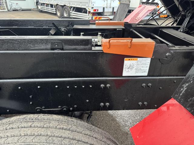 スーパーグレート 深ダンプ　２デフ　土砂禁　新明和　ＤＲ１２－０２ＳＣ　２１立米　６，５００×２，１６０×１，５００　オールステンレス　水密　積載１０．１ｔ　車検付　アルミホイール　シフトパイロット　２ペダル　大型ダンプ（27枚目）