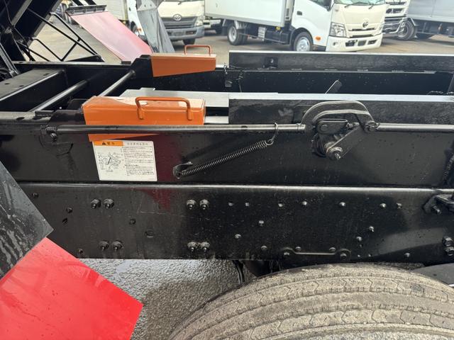 スーパーグレート 深ダンプ　２デフ　土砂禁　新明和　ＤＲ１２－０２ＳＣ　２１立米　６，５００×２，１６０×１，５００　オールステンレス　水密　積載１０．１ｔ　車検付　アルミホイール　シフトパイロット　２ペダル　大型ダンプ（28枚目）