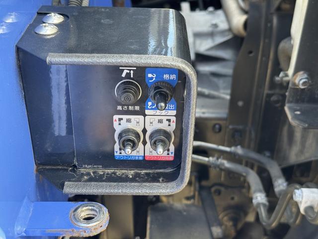 ファイター ２．９ｔ吊４段クレーン　木平　タダノ　ＺＥ３０４ＨＲ　フックイン　ラジコン　５，４６０×２，１５０　ロープ穴４対　積載２．６５ｔ　Ｆ６　６速　マニュアル　吊ｔ数２．９ｔ吊　４段ブーム　古河ユニック　送信機　４ｔクレーン（24枚目）