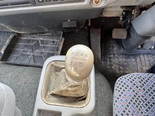 ファイター ２．９ｔ吊４段クレーン　木平　タダノ　ＺＥ３０４ＨＲ　フックイン　ラジコン　５，４６０×２，１５０　ロープ穴４対　積載２．６５ｔ　Ｆ６　６速　マニュアル　吊ｔ数２．９ｔ吊　４段ブーム　古河ユニック　送信機　４ｔクレーン（36枚目）