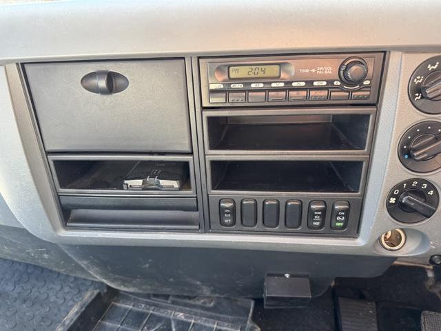 ファイター ２．９ｔ吊４段クレーン　木平　タダノ　ＺＥ３０４ＨＲ　フックイン　ラジコン　５，４６０×２，１５０　ロープ穴４対　積載２．６５ｔ　Ｆ６　６速　マニュアル　吊ｔ数２．９ｔ吊　４段ブーム　古河ユニック　送信機　４ｔクレーン（37枚目）