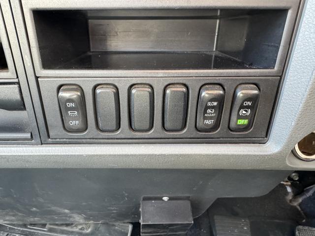 ファイター ２．９ｔ吊４段クレーン　木平　タダノ　ＺＥ３０４ＨＲ　フックイン　ラジコン　５，４６０×２，１５０　ロープ穴４対　積載２．６５ｔ　Ｆ６　６速　マニュアル　吊ｔ数２．９ｔ吊　４段ブーム　古河ユニック　送信機　４ｔクレーン（39枚目）