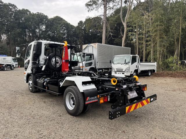ファイター フックロール　極東開発　ＪＭ０４－５５－Ｄ　ツインホイスト　キャブバックステップ　ラジコン　車検付　積載３．４５ｔ　Ｆ６　６速　マニュアル　脱着装置付コンテナ専用車　コンテナ車　アームロール（4枚目）