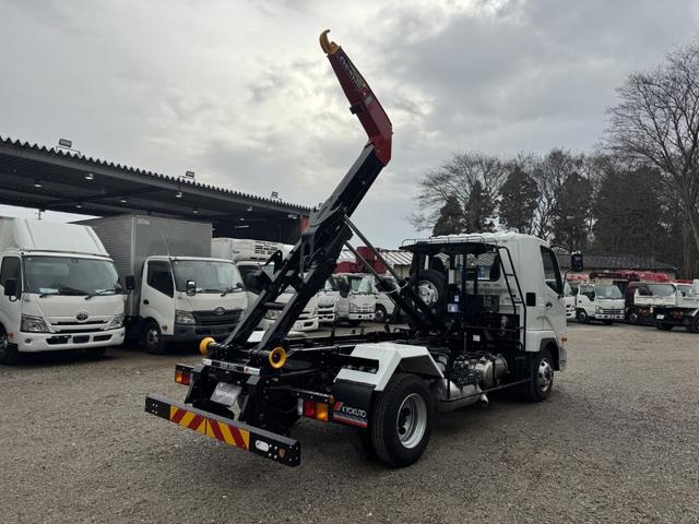 ファイター フックロール　極東開発　ＪＭ０４－５５－Ｄ　ツインホイスト　キャブバックステップ　ラジコン　車検付　積載３．４５ｔ　Ｆ６　６速　マニュアル　脱着装置付コンテナ専用車　コンテナ車　アームロール（11枚目）