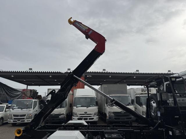 ファイター フックロール　極東開発　ＪＭ０４－５５－Ｄ　ツインホイスト　キャブバックステップ　ラジコン　車検付　積載３．４５ｔ　Ｆ６　６速　マニュアル　脱着装置付コンテナ専用車　コンテナ車　アームロール（12枚目）
