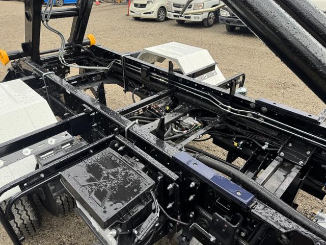 ファイター フックロール　極東開発　ＪＭ０４－５５－Ｄ　ツインホイスト　キャブバックステップ　ラジコン　車検付　積載３．４５ｔ　Ｆ６　６速　マニュアル　脱着装置付コンテナ専用車　コンテナ車　アームロール（14枚目）