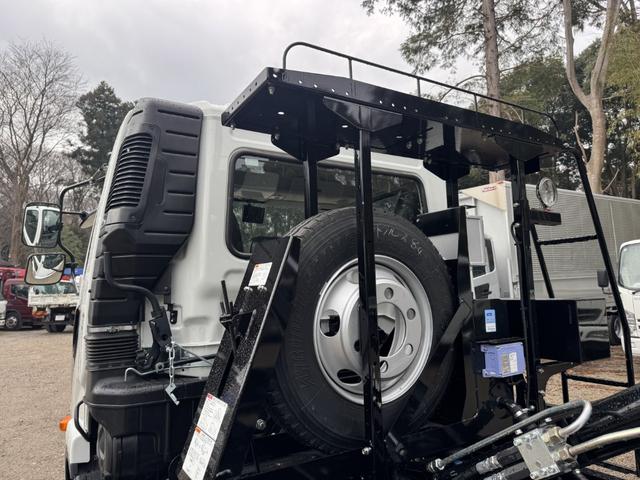 ファイター フックロール　極東開発　ＪＭ０４－５５－Ｄ　ツインホイスト　キャブバックステップ　ラジコン　車検付　積載３．４５ｔ　Ｆ６　６速　マニュアル　脱着装置付コンテナ専用車　コンテナ車　アームロール（17枚目）