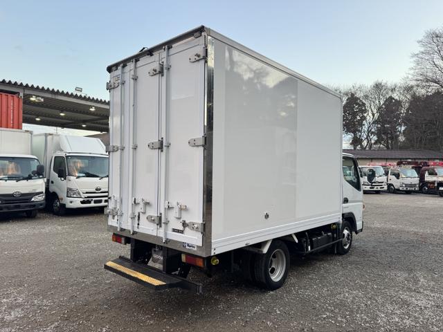 キャンター 保冷バン　１０尺　全低床　東プレ　リア３枚観音扉　ラッシング１段　床ステンレス　断熱５５ｍｍ　走行５５千ｋｍ　リアＷタイヤ　積載１．３５ｔ　シフト：デュオニック　２ペダル　セミオートマ　パネルバン　５ｔ限定免許対応（4枚目）