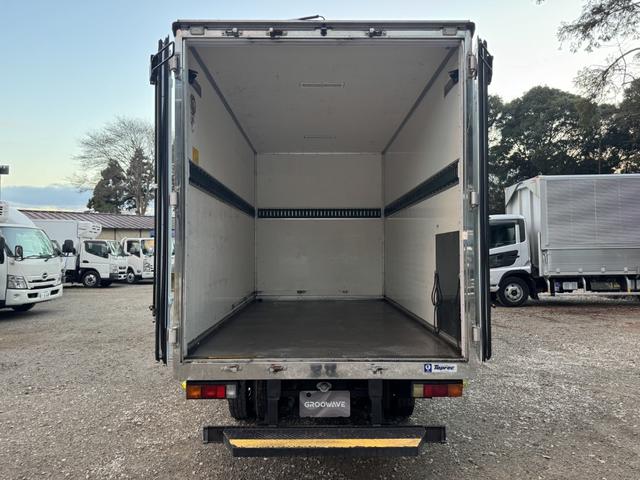 キャンター 保冷バン　１０尺　全低床　東プレ　リア３枚観音扉　ラッシング１段　床ステンレス　断熱５５ｍｍ　走行５５千ｋｍ　リアＷタイヤ　積載１．３５ｔ　シフト：デュオニック　２ペダル　セミオートマ　パネルバン　５ｔ限定免許対応（10枚目）