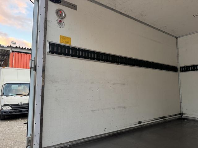 キャンター 保冷バン　１０尺　全低床　東プレ　リア３枚観音扉　ラッシング１段　床ステンレス　断熱５５ｍｍ　走行５５千ｋｍ　リアＷタイヤ　積載１．３５ｔ　シフト：デュオニック　２ペダル　セミオートマ　パネルバン　５ｔ限定免許対応（11枚目）