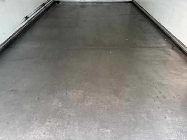 キャンター 保冷バン　１０尺　全低床　東プレ　リア３枚観音扉　ラッシング１段　床ステンレス　断熱５５ｍｍ　走行５５千ｋｍ　リアＷタイヤ　積載１．３５ｔ　シフト：デュオニック　２ペダル　セミオートマ　パネルバン　５ｔ限定免許対応（13枚目）