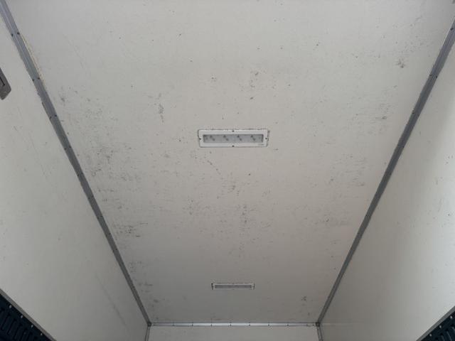 キャンター 保冷バン　１０尺　全低床　東プレ　リア３枚観音扉　ラッシング１段　床ステンレス　断熱５５ｍｍ　走行５５千ｋｍ　リアＷタイヤ　積載１．３５ｔ　シフト：デュオニック　２ペダル　セミオートマ　パネルバン　５ｔ限定免許対応（14枚目）