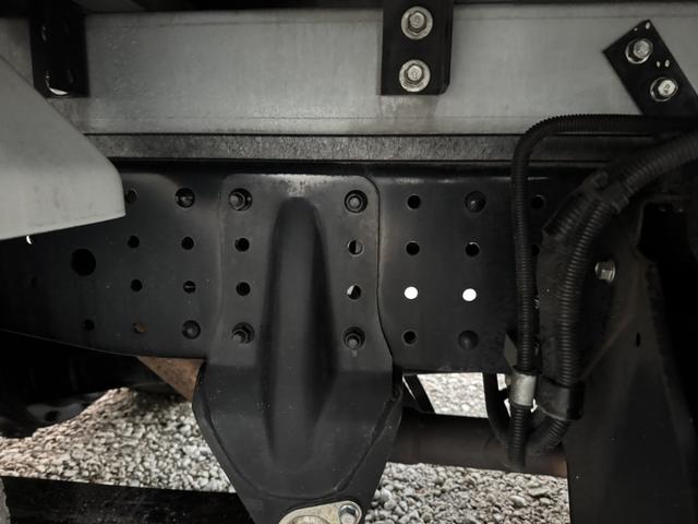 キャンター 保冷バン　１０尺　全低床　東プレ　リア３枚観音扉　ラッシング１段　床ステンレス　断熱５５ｍｍ　走行５５千ｋｍ　リアＷタイヤ　積載１．３５ｔ　シフト：デュオニック　２ペダル　セミオートマ　パネルバン　５ｔ限定免許対応（18枚目）