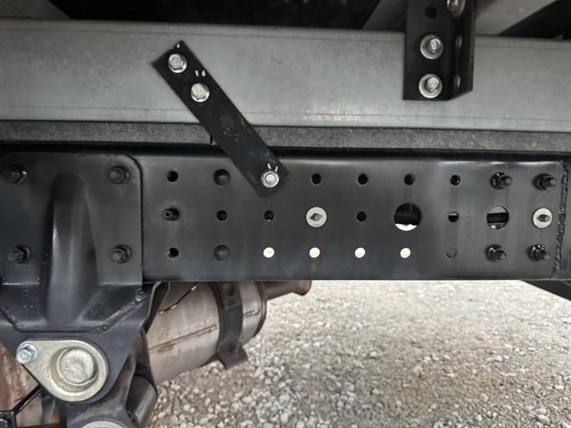 キャンター 保冷バン　１０尺　全低床　東プレ　リア３枚観音扉　ラッシング１段　床ステンレス　断熱５５ｍｍ　走行５５千ｋｍ　リアＷタイヤ　積載１．３５ｔ　シフト：デュオニック　２ペダル　セミオートマ　パネルバン　５ｔ限定免許対応（19枚目）