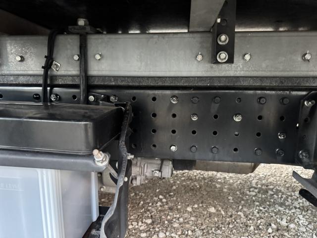 キャンター 保冷バン　１０尺　全低床　東プレ　リア３枚観音扉　ラッシング１段　床ステンレス　断熱５５ｍｍ　走行５５千ｋｍ　リアＷタイヤ　積載１．３５ｔ　シフト：デュオニック　２ペダル　セミオートマ　パネルバン　５ｔ限定免許対応（20枚目）