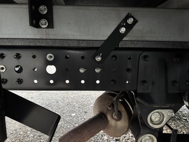 キャンター 保冷バン　１０尺　全低床　東プレ　リア３枚観音扉　ラッシング１段　床ステンレス　断熱５５ｍｍ　走行５５千ｋｍ　リアＷタイヤ　積載１．３５ｔ　シフト：デュオニック　２ペダル　セミオートマ　パネルバン　５ｔ限定免許対応（21枚目）