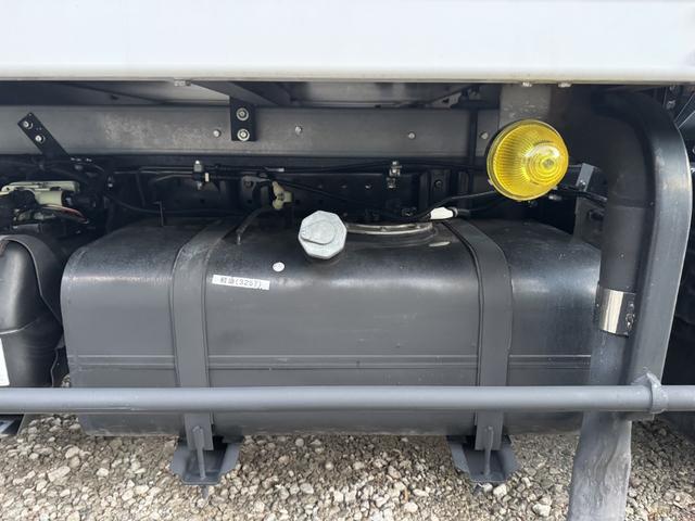 キャンター 保冷バン　１０尺　全低床　東プレ　リア３枚観音扉　ラッシング１段　床ステンレス　断熱５５ｍｍ　走行５５千ｋｍ　リアＷタイヤ　積載１．３５ｔ　シフト：デュオニック　２ペダル　セミオートマ　パネルバン　５ｔ限定免許対応（25枚目）