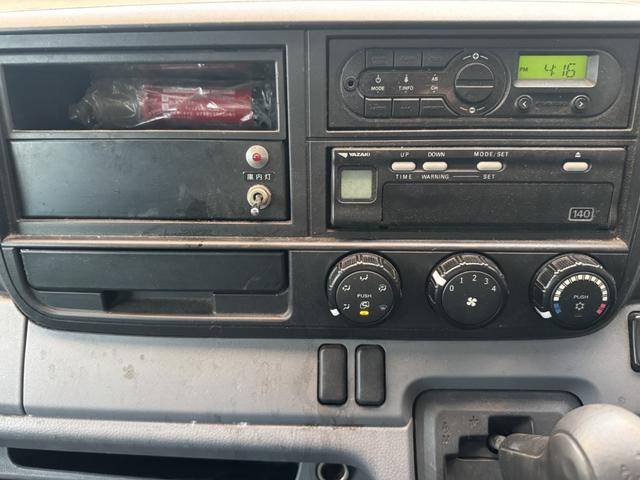 キャンター 保冷バン　１０尺　全低床　東プレ　リア３枚観音扉　ラッシング１段　床ステンレス　断熱５５ｍｍ　走行５５千ｋｍ　リアＷタイヤ　積載１．３５ｔ　シフト：デュオニック　２ペダル　セミオートマ　パネルバン　５ｔ限定免許対応（30枚目）