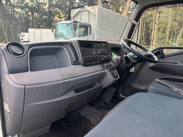 キャンター 保冷バン　１０尺　全低床　東プレ　リア３枚観音扉　ラッシング１段　床ステンレス　断熱５５ｍｍ　走行５５千ｋｍ　リアＷタイヤ　積載１．３５ｔ　シフト：デュオニック　２ペダル　セミオートマ　パネルバン　５ｔ限定免許対応（32枚目）