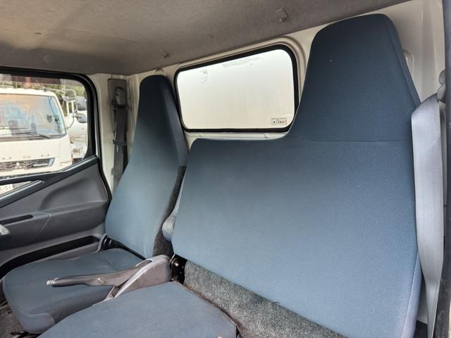 キャンター 保冷バン　１０尺　全低床　東プレ　リア３枚観音扉　ラッシング１段　床ステンレス　断熱５５ｍｍ　走行５５千ｋｍ　リアＷタイヤ　積載１．３５ｔ　シフト：デュオニック　２ペダル　セミオートマ　パネルバン　５ｔ限定免許対応（33枚目）