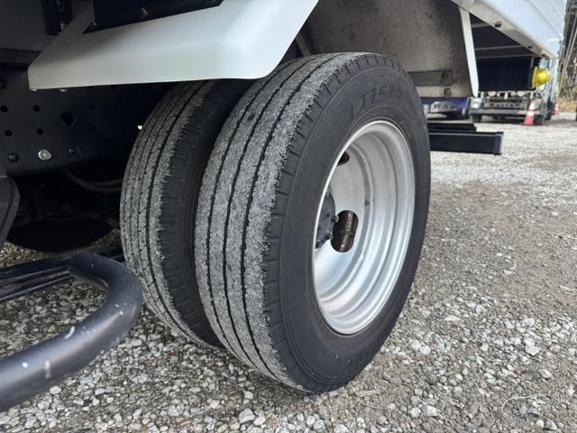 キャンター 保冷バン　１０尺　全低床　東プレ　リア３枚観音扉　ラッシング１段　床ステンレス　断熱５５ｍｍ　走行５５千ｋｍ　リアＷタイヤ　積載１．３５ｔ　シフト：デュオニック　２ペダル　セミオートマ　パネルバン　５ｔ限定免許対応（41枚目）